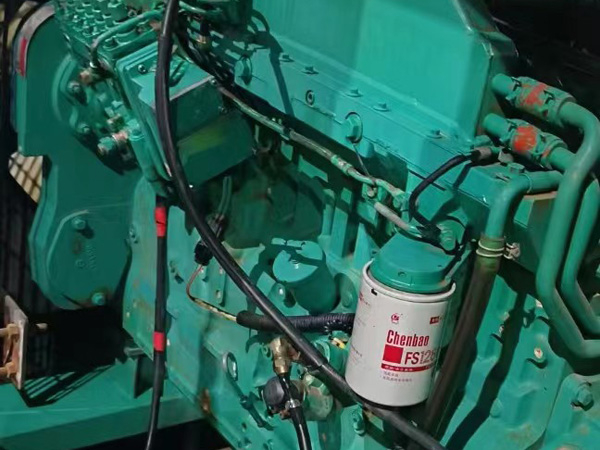 东成镇如何确定新的发电机组控制系统是否与原系统兼容？