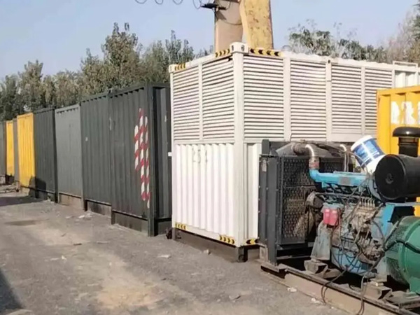 东成镇200KW柴油发电机机组每小时油耗是多少？